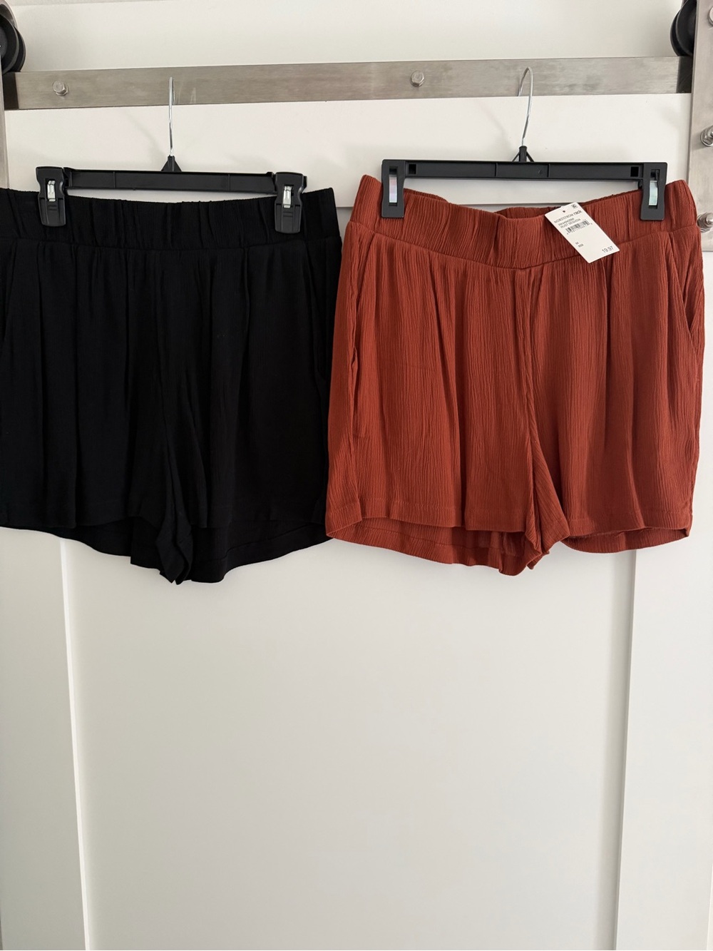 Women's Elastic Waist Ribbed Shorts - Black and Rust